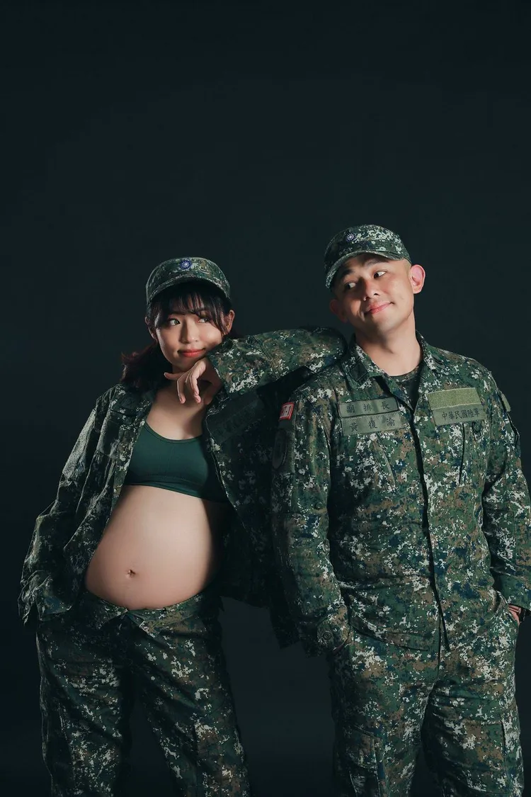 林佩瑤（左）和職業軍人老公去年結婚。經紀人提供