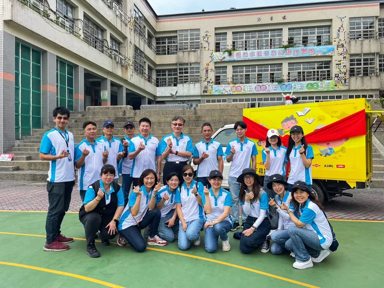 中華汽車帶領志工前進偏鄉小學，扎根偏鄉閱讀力。業者提供