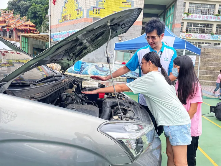 結合汽車本業，希望閱讀計劃入校服務教導孩童認識車體結構。業者提供