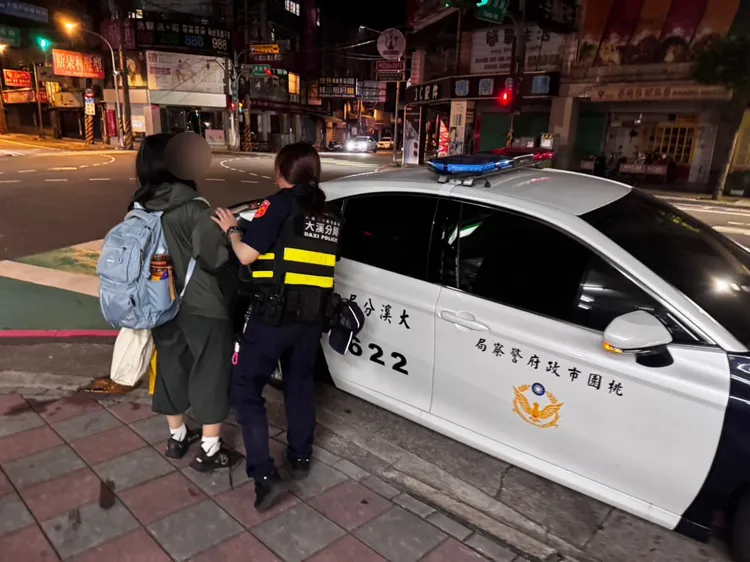 警員以警車將少女載回派出所。大溪警分局提供
