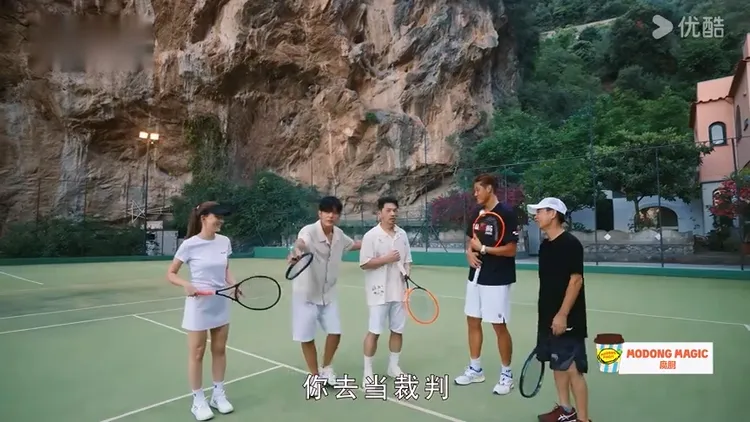 周杰倫（左二）呼喚昆凌（左）上場，硬把阿Ken（中）換下場。翻攝優酷微博