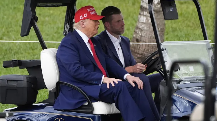 美國總統川普（左）與次子艾瑞克。美聯社