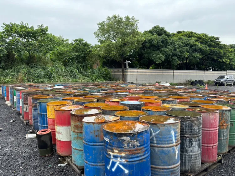 住意堆置化學廢液。桃園地檢署提供