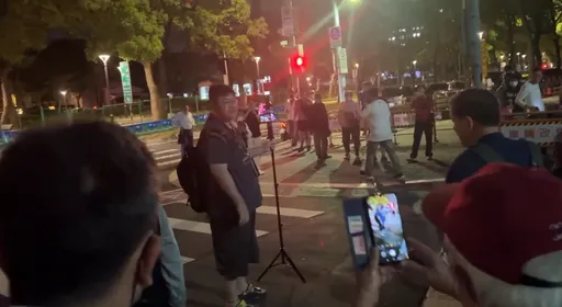 藍軍支持者集結北檢!四叉貓現身被罵「不要臉、死Gay滾出台灣」