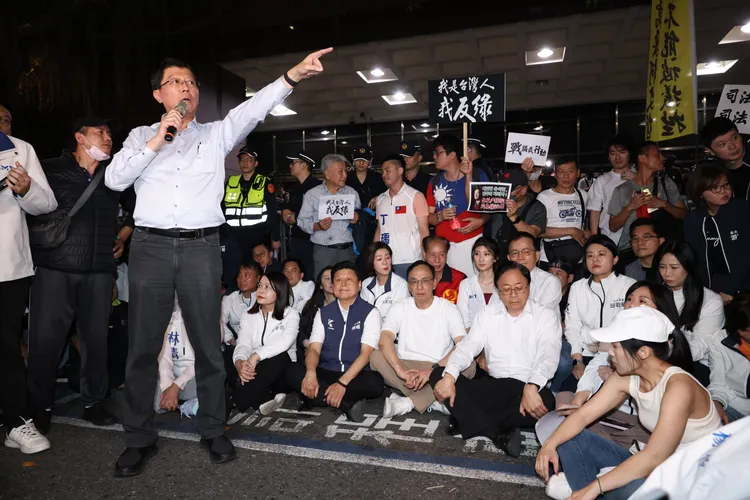 國民黨支持者17日晚間聚集在北檢外，高喊口號「戰獨裁！站出來！」抗議。（彭欣偉攝）