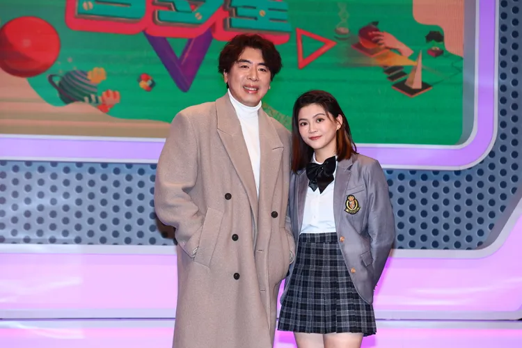 梁赫群（左）及葉欣眉主持的《百變智多星》。資料照片