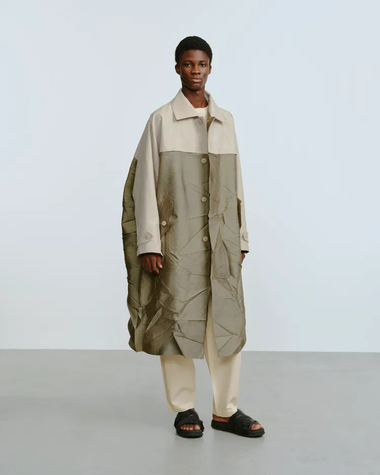 《HIDING》系列藉由霧面、光澤布料的異材質拼接營造對比美感。品牌提供