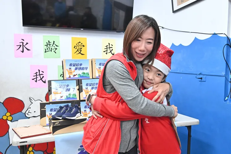 永齡基金會寒冬送暖，郭曉玲執行長今年農曆年前親送新球鞋給台東社福機構兒少。永齡基金會提供