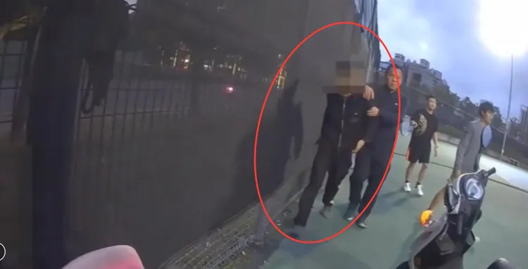 熱心地打網球民眾配合警方圍捕失聯移工。翻攝畫面