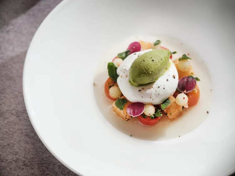 台北文華東方酒店「Bencotto」義大利餐廳推出春季單點美饌，「在地布拉塔乳酪、脆麵包丁、番茄沙拉、紅洋蔥、小黃瓜、番茄冷湯、 芝麻葉雪酪」引領饕客感受當季的清爽滋味。台北文華東方酒店提供