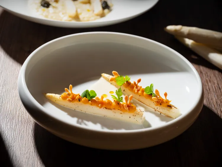 台北文華東方酒店「Bencotto」義大利餐廳推出季節限定白蘆筍佳餚，「炙烤白蘆筍、36個月熟成帕瑪森乳酪、蛋黃醬」將白蘆筍清燙過後以炭火炙烤，搭配蛋黃醬完美襯托白蘆筍的清甜，是令人難以忘懷的春日滋味。台北文華東方酒店提供