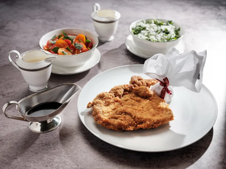 台北文華東方酒店「Bencotto」義大利餐廳推出春季單點美饌，「米蘭式酥炸小牛肉、芝麻葉、櫻桃番茄沙拉、佩科里諾羊奶乳酪醬、紅酒醬汁」復刻經典傳承百年的雋永滋味，於唇齒間暢享鮮香滿盈的義式風情。台北文華東方酒店提供