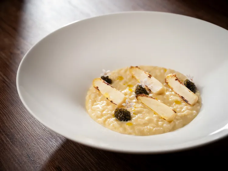 台北文華東方酒店「Bencotto」義大利餐廳推出季節限定白蘆筍佳餚，「特選米燉飯、白蘆筍、奧賽嘉魚子醬 」燉飯米粒中完美吸收白蘆筍清甜，每一口都能感受白蘆筍不同層次的細膩清香。台北文華東方酒店提供