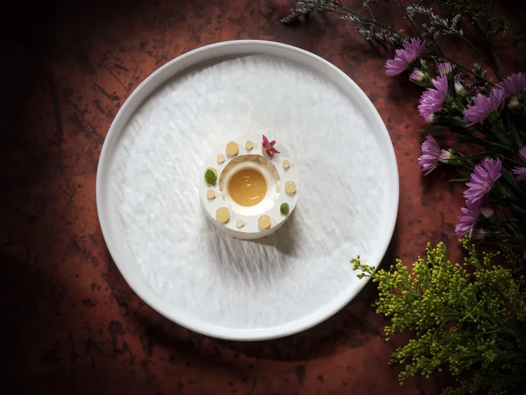 台北文華東方酒店「Bencotto」義大利餐廳推出春季套餐，「傳統拿波里烤杏仁蛋糕、柚子、白巧克力杏仁慕斯」以杏仁白巧克力慕斯蛋糕為基底，柚子果醬與果凍增添雅緻的優美層次。台北文華東方酒店提供