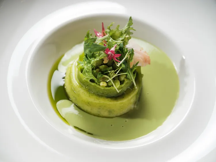 台北文華東方酒店「Bencotto」義大利餐廳推出春季套餐，「手工瑞可塔乳酪蝦夷蔥麵餃、豌豆、墨魚」玩轉義大利麵餃的經典滋味，將蝦夷蔥揉入麵皮中織畫青翠盎然的春日食藝，感受來自豔陽下的柔暖春意。台北文華東方酒店提供