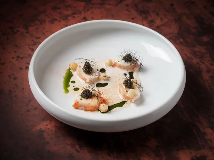 台北文華東方酒店「Bencotto」義大利餐廳推出春季套餐，「奶油台灣龍蝦、小黃瓜、魚子醬、松子高湯」將肉質彈牙的龍蝦添入奶油燉煮後蘊藏著香醇氣息，佐以魚子醬的鹹鮮奢華提升味蕾香氣。台北文華東方酒店提供