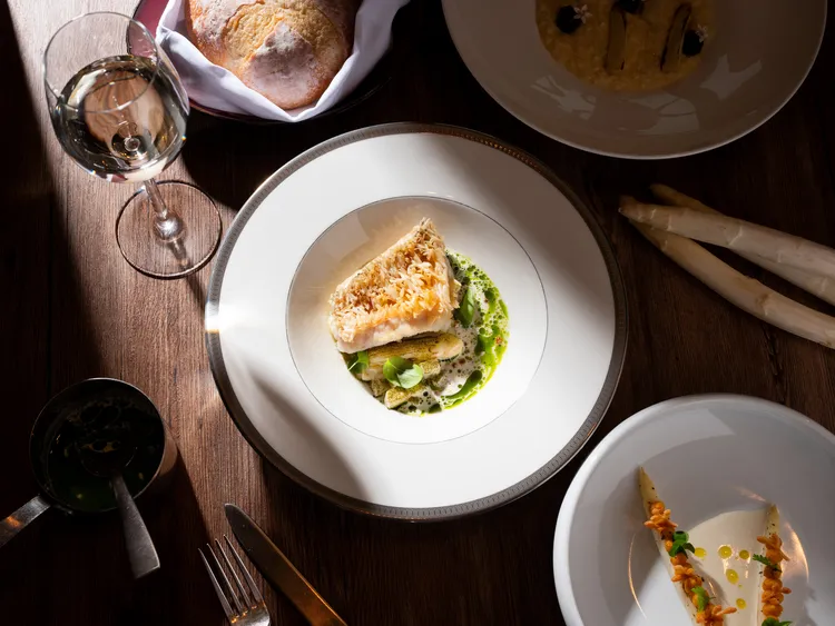 台北文華東方酒店「Bencotto」義大利餐廳推出季節限定白蘆筍佳餚，「酥炸立鱗馬頭魚、白蘆筍、酸豆、鮭魚卵、煙燻馬鈴薯起司醬」，主廚以日式「立鱗燒」技法呈現魚鱗的酥脆口感，搭配鮮嫩白蘆筍、煙燻馬鈴薯起司醬，展現極具生動層次感的春季饗宴。台北文華東方酒店提供