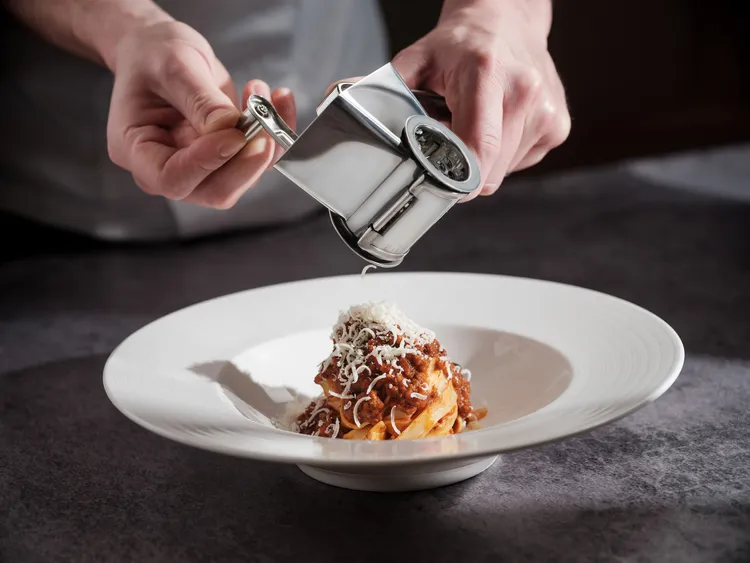 台北文華東方酒店「Bencotto」義大利餐廳推出春季單點美饌，「手工義大利肉醬寬扁麵」手工製成的義式寬麵口感彈牙，搭以奢選澳洲和牛與在地豬肉慢燉熬製而成的經典波隆那醬汁，交織道地的義式味韻。台北文華東方酒店提供