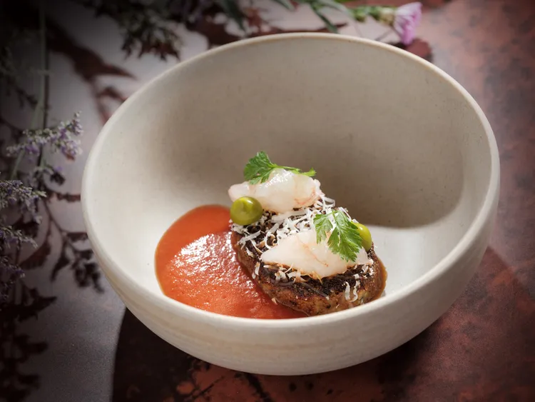 台北文華東方酒店「Bencotto」義大利餐廳推出春季套餐，「義式手工肉餅、瑞可塔乳酪、海鰲蝦、櫻桃番茄」將經典義式肉丸優雅演繹，添以一抹來自春日的馥郁香氣。台北文華東方酒店提供