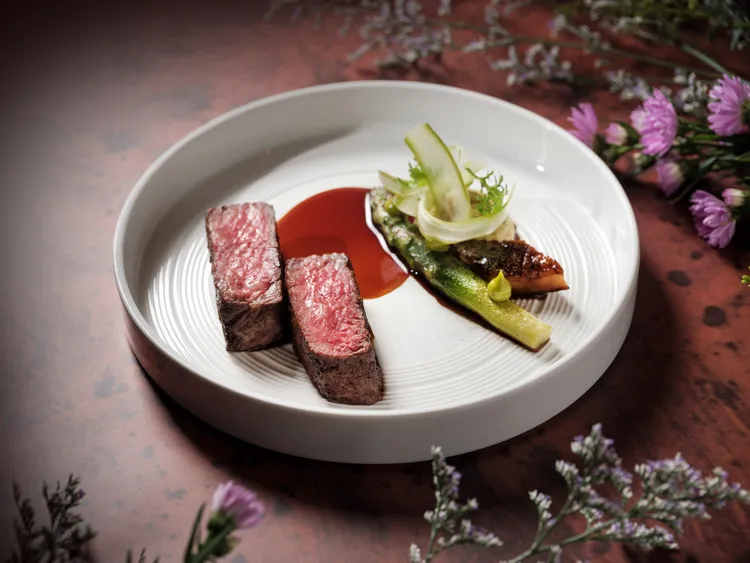 台北文華東方酒店「Bencotto」義大利餐廳推出春季套餐，「炙烤 F1 和牛紐約客、綠蘆筍、馬鈴薯泥、杏鮑菇、羅勒」散發著鮮腴的和牛甘醇尾韻，佐以濃醇牛肉醬汁，恣賞一場華美高雅的春日盛宴。台北文華東方酒店提供