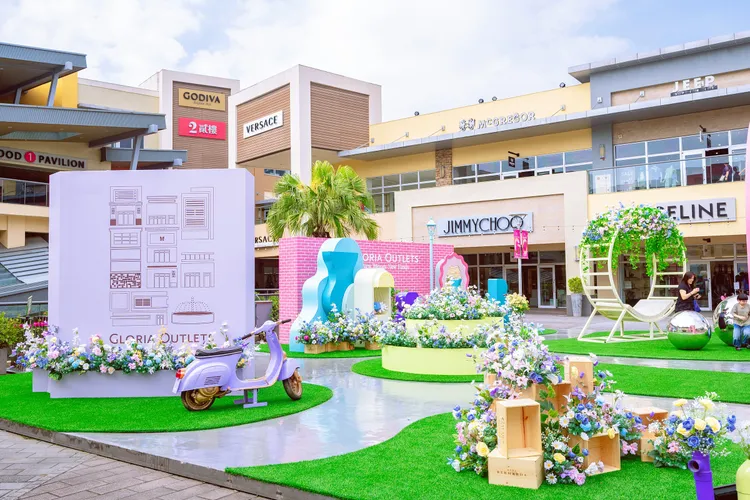 結合繽紛花草、鏡球、花卉躺椅、多巴胺巨型花藝佈景，構建出歐式繪本風花園。業者提供