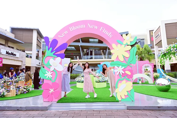 網友敲碗許久的春季藝術裝置，正式於一期廣場展出，手繪風的童趣花卉拱門引人入勝。業者提供