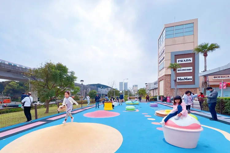 巨無霸繽紛甜點降落二期親子休憩區！父母帶著小朋友好好放電。業者提供