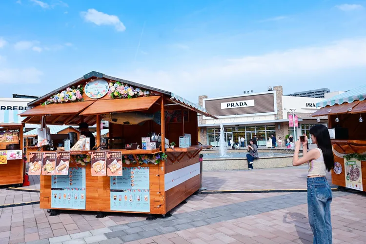 二期噴水池廣場周邊10攤小木屋形成「美味快餐聚落」。業者提供