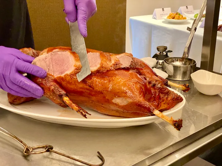 「潮萃火焰瀨尿燒鵝」桌邊片皮。莊偉祺攝