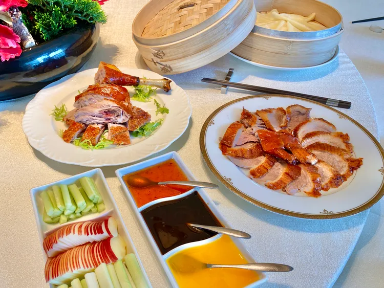 「潮萃火焰瀨尿燒鵝」4吃形式，包含經典片皮鵝搭配麵皮，捲入蘋果絲、黃瓜及特調果香沾醬等。莊偉祺攝