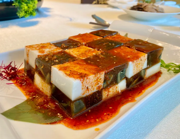 開胃菜就有搶眼的「椒麻皮蛋豆腐」。莊偉祺攝