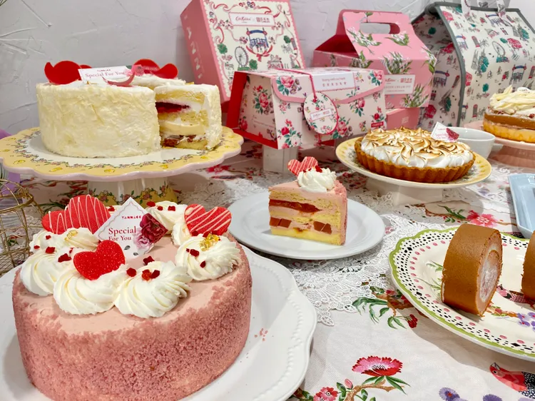 亞尼克新品「紅心女王」（最前方），以自帶莓果香的紅寶石巧克力結合紅心芭樂杏桃醬、芭樂果凍等。莊偉祺攝