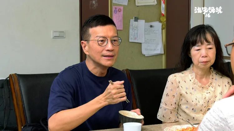 吳若權(左1)分享長照20年心路歷程。公視提供