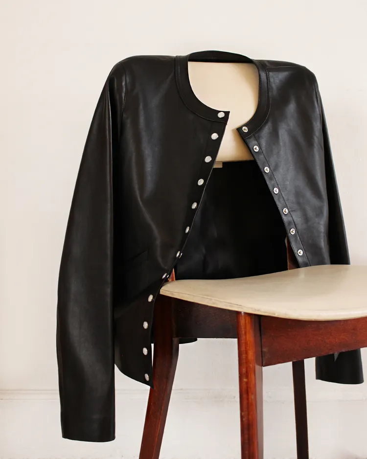 皮革材質製成的Snap Cardigan開襟外套更加有個性。品牌提供