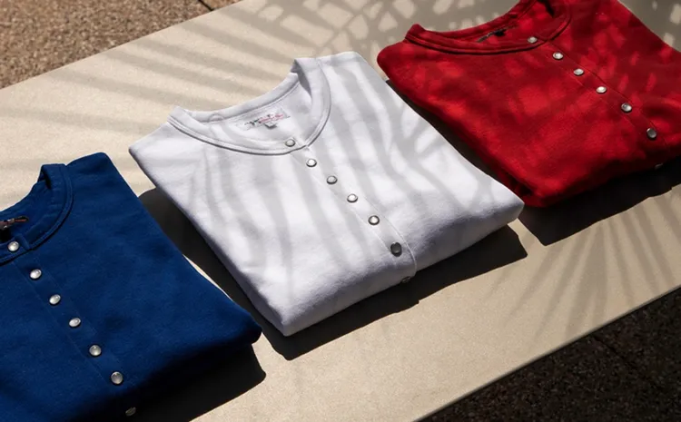 Snap Cardigan開襟外套選用珍珠母貝材質釘釦營造復古氣息。品牌提供