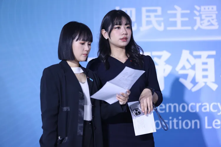 把民主還給台灣-在野領袖峰會 民眾黨發言人吳怡萱(左)、國民黨發言人楊智伃。彭欣偉攝