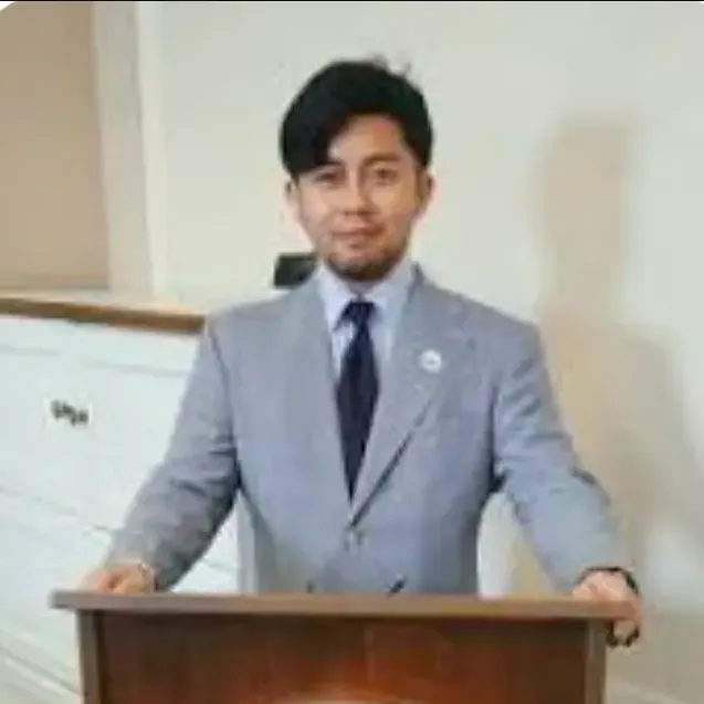 立法院前院長游錫堃前助理盛礎纓涉嫌洩漏立法院機密資料給對岸，遭檢調搜索約談後獲20萬元交保，實施電子監控。翻攝盛礎纓臉書