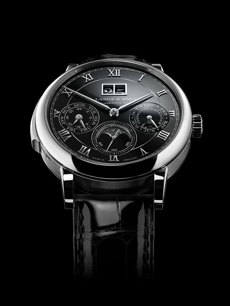 朗格Minute Repeater Perpetual三問萬年曆腕錶，40.5mm，鉑金950錶殼，黑色琺瑯錶盤，手工縫製鱷魚皮錶帶，朗格錶廠自製L122.2型手動上鏈機芯，動力儲存72小時，防水深度20米，限量50只。品牌提供