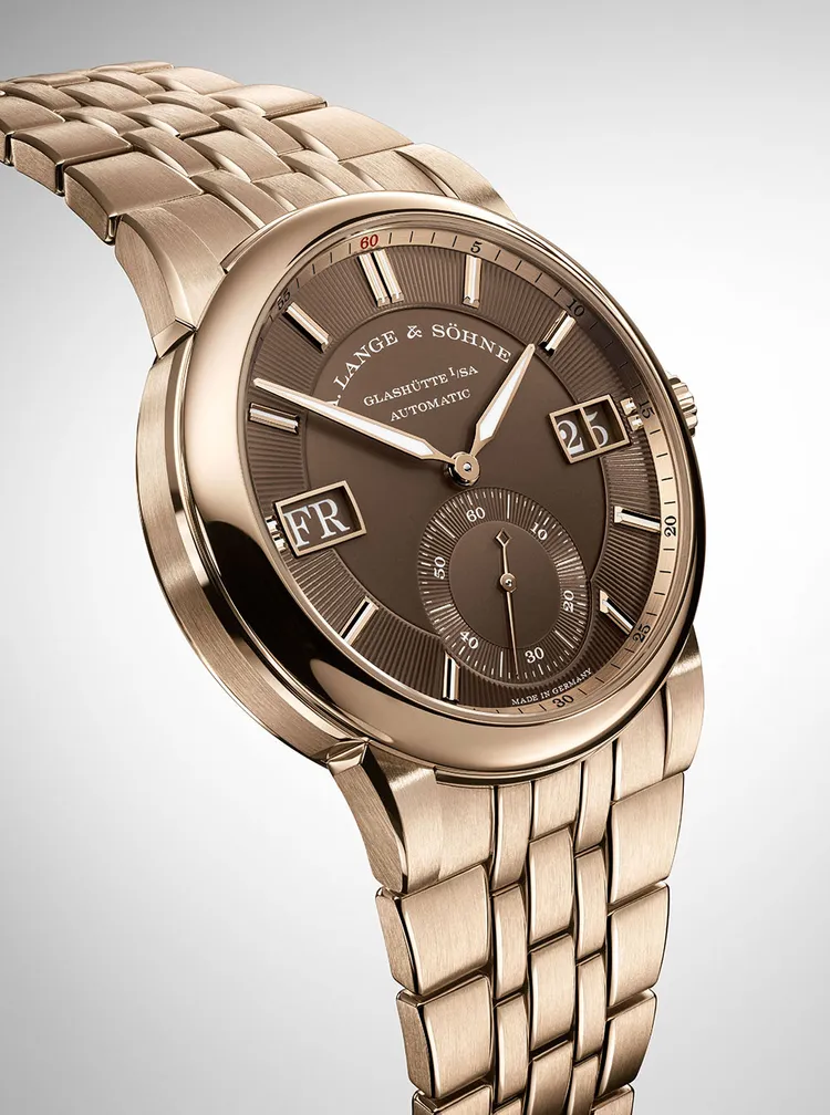 朗格Odysseus蜂蜜金款腕錶，40.5mm，750蜂蜜金錶殼，黃銅棕色錶盤，750蜂蜜金錶鍊，朗格錶廠自製L155.1 DATOMATIC型自動上鍊機芯，動力儲存50小時，防水深度120米，限量100只。品牌提供