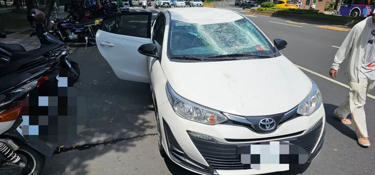 遭碎石砸中的小客車。警方提供