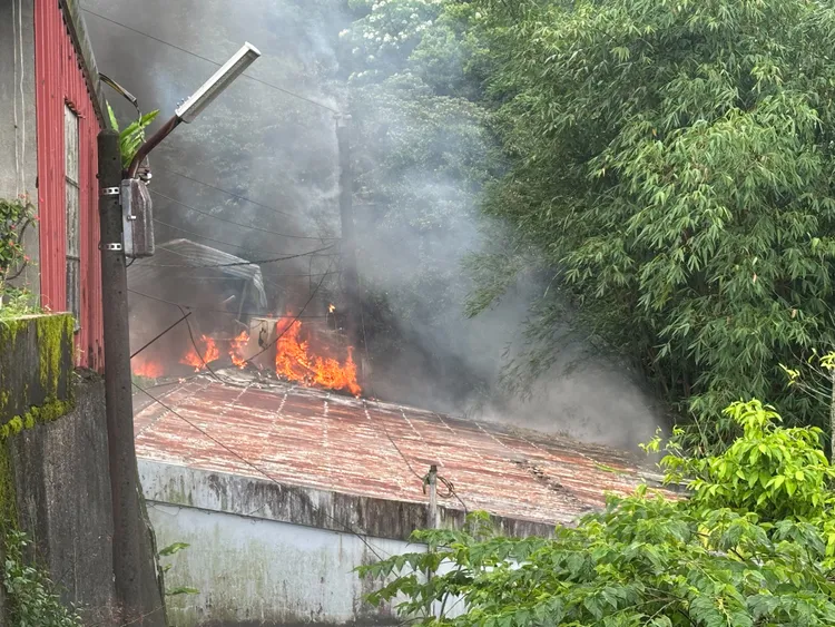 警消趕抵時發現屋頂已竄出火舌。翻攝畫面