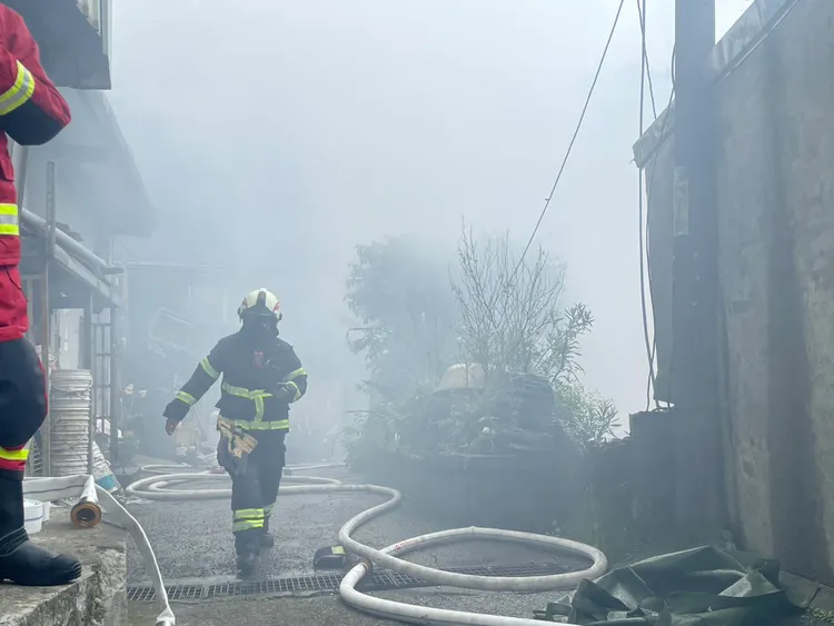 火災發生後竄出大量黑濃煙。葉先鵬攝