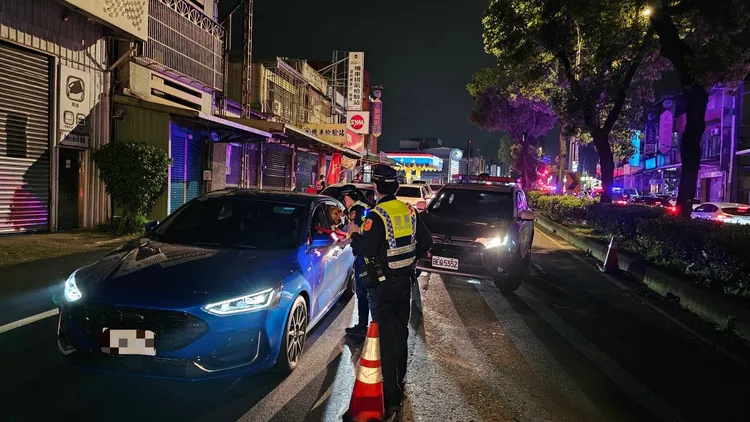 龍潭警分局設攔檢點取締酒駕。龍潭警分局提供