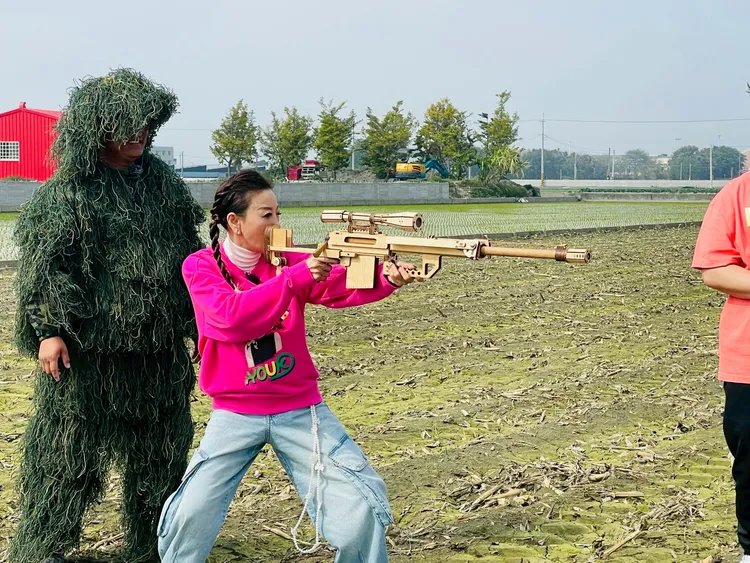 楊繡惠開心射擊。民視提供