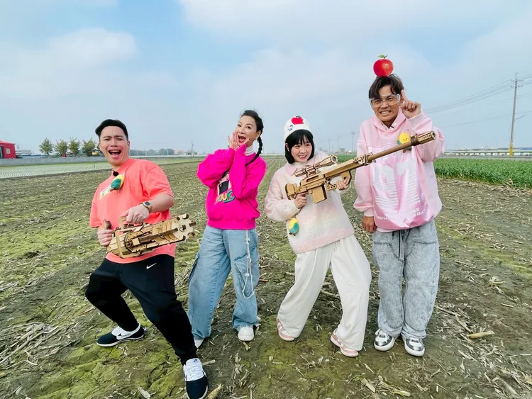 無尊（左起）、楊繡惠、籃籃和阿翔等出外景。民視提供