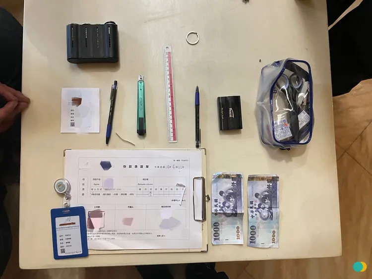 警方查扣車手案用手機、存款憑證單、工作證等證物。翻攝畫面