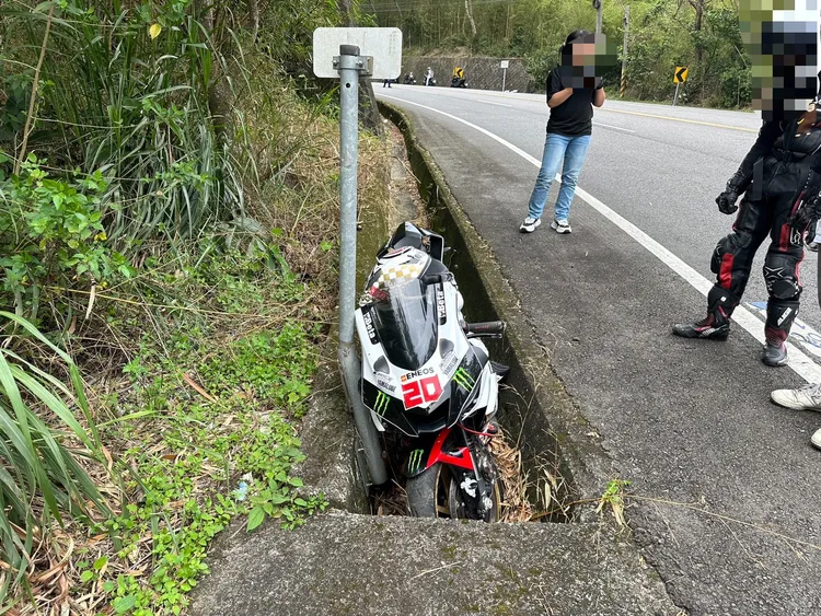 騎士過彎不慎衝進邊溝。民眾提供
