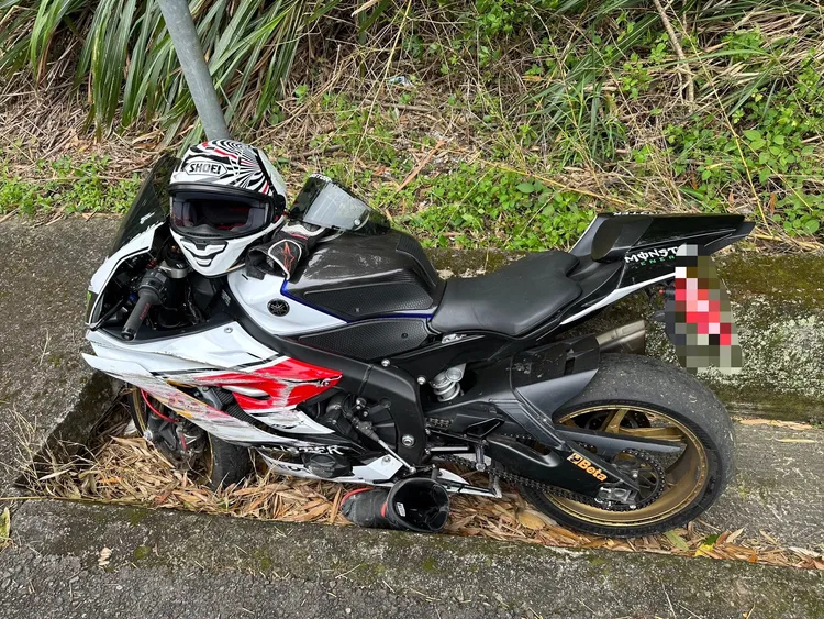 死者的安全帽被放回機車上，上面還沾有血跡。民眾提供