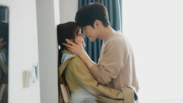 魏哲鳴（右）與張佳寧吻戲高達20場。中天娛樂台提供
