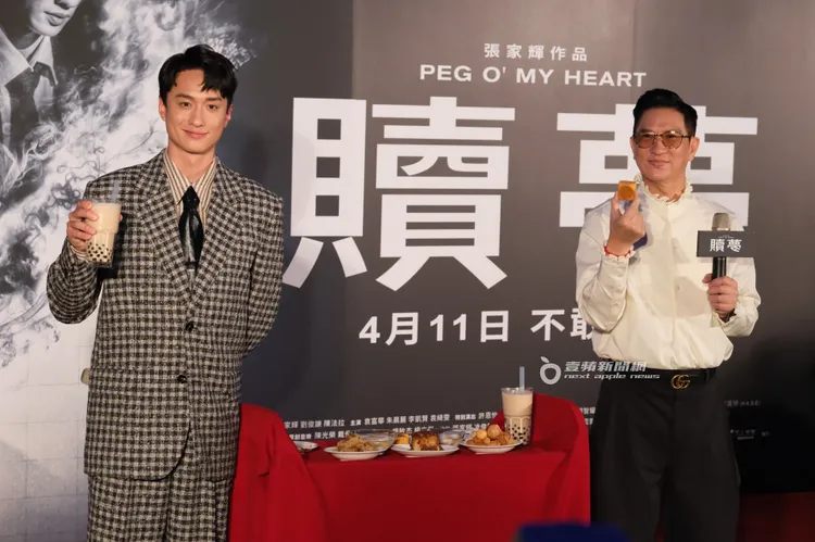 張家輝（右）帶著男主角劉俊謙一同品嘗鳳梨酥、珍珠奶茶等台灣美食。特勤中心攝